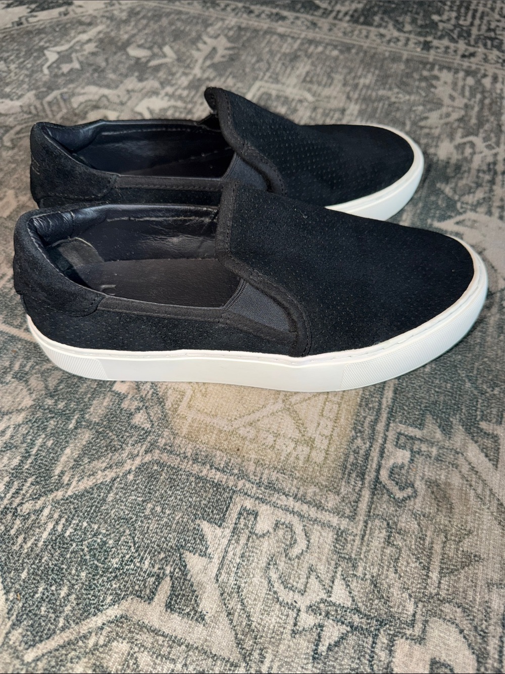 UGG women’s Abies Black Slip-On Shoe size 7